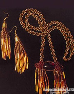 Ожерелье и серьги, выполненные из бисера